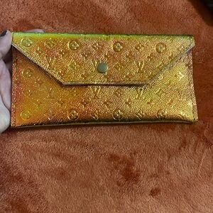 Holographic envelope pouch